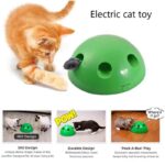 juguetes-gatos-pilla-al-raton.jpg Juguetes Gatos Pilla al Ratón interactivo es un juguete que asegura horas de diversion para tu gato. Con su diseño atractivo este juguete ofrece al tu felino el concepto de pilla al raton. Un raton ira saliendo por las diferentes aberturas del juguetes atrayendo la atencion de tu gato. Tu felino intentara atratar este ratón, podras cambiar el patron de movimiento asegurando que siempre sea novedoso y nunca se aburra. Este juguete viene con divertidos accesorios incluyen un ratón, y una pluma que podras cambiar cuando desees.