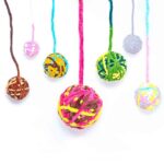 Pelota para Gato de Lana es el juguete perfecto para mantener a tu felino entretenido y activo. Con un diámetro de 5 cm, esta pelota está elaborada en lana de alta calidad y presenta un hilo largo suelto que imita una cola, ofreciendo una variedad de formas de juego. Disponibles en vibrantes colores, este juguete está diseñado para jugar al tira y recoge o al péndulo suspendido, proporcionando horas de diversión para tu gato. La Pelota para Gato de Lana no solo estimula el instinto natural de caza de tu gato, sino que también contribuye a su bienestar físico y mental, haciendo de este juguete una adición valiosa a su rutina de juego.