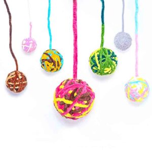 Pelota para Gato de Lana es el juguete perfecto para mantener a tu felino entretenido y activo. Con un diámetro de 5 cm, esta pelota está elaborada en lana de alta calidad y presenta un hilo largo suelto que imita una cola, ofreciendo una variedad de formas de juego. Disponibles en vibrantes colores, este juguete está diseñado para jugar al tira y recoge o al péndulo suspendido, proporcionando horas de diversión para tu gato. La Pelota para Gato de Lana no solo estimula el instinto natural de caza de tu gato, sino que también contribuye a su bienestar físico y mental, haciendo de este juguete una adición valiosa a su rutina de juego.