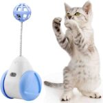 Juegos-Interactivos-para-Gatos.jpg Juegos Interactivos para Gatos Balance Toy es la solución perfecta para mantener a tu felino entretenido y estimulado. Este juguete innovador no solo captura la atención de tu gato, sino que también promueve su actividad física y mental. Diseñado con materiales de alta calidad y con un diseño atractivo, el Balance Toy se convierte en una herramienta indispensable en el arsenal de juguetes de tu gato. Con su capacidad para moverse y rodar de manera única, este juguete garantiza horas de diversión y ejercicio, ayudando a mantener a tu gato saludable y feliz.
