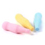 juguetes-perros-mordedor-botella.jpg Juguetes Perros Mordedor Botella estimula la diversión: El juguete para perros mordedor de goma con forma de botella de soda ayuda a tu perro a luchar contra el aburrimiento y a mantenerse ocupado mientras estás fuera. El pequeño juguete de perros mordedor con forma de botella es para perros pequeños, con un peso inferior a 7 kilos. Colores disponibles (Amarillo, Celeste, Rosa)