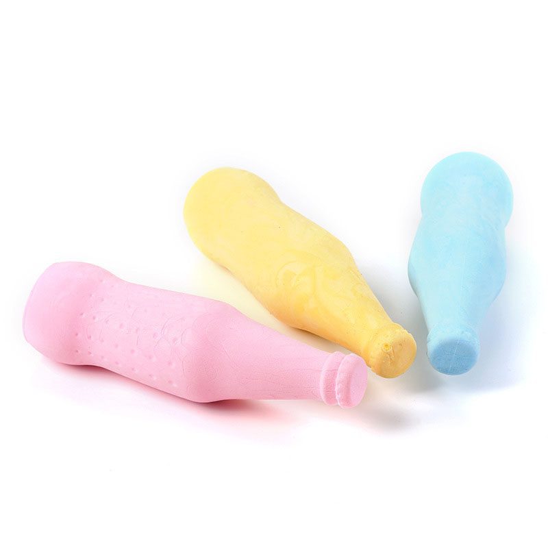 juguetes-perros-mordedor-botella.jpg Juguetes Perros Mordedor Botella estimula la diversión: El juguete para perros mordedor de goma con forma de botella de soda ayuda a tu perro a luchar contra el aburrimiento y a mantenerse ocupado mientras estás fuera. El pequeño juguete de perros mordedor con forma de botella es para perros pequeños, con un peso inferior a 7 kilos. Colores disponibles (Amarillo, Celeste, Rosa)