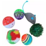 El set Juguetes de Ratones y Pelotas x6 es una colección esencial para mantener a tu gato entretenido y estimulado. Este set incluye seis unidades de juguetes diseñados para capturar la atención y el interés de tu felino. Compuesto por una combinación de ratones y pelotas, cada juguete presenta diseños diversos y colores llamativos, garantizando variedad y diversión en cada sesión de juego.