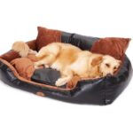 Cama Perro Grande Cuerina XXL 3 (1) Una cama diseñada específicamente para perros grandes no solo ofrece comodidad, sino también el soporte necesario para sus huesos y articulaciones.
