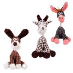 Juguetes de Peluche Burro para Perros Juguetes de Peluche Burro para Perros cuentan con un diseño encantador que seguramente captará la atención de tu mascota. Fabricados con material de felpa suave y acogedor, estos juguetes son perfectos para que tus perros los abracen, muerdan y jueguen sin preocupaciones. La felpa proporciona una textura reconfortante que tus mascotas adorarán, mientras que su construcción resistente garantiza una durabilidad excepcional, incluso durante las sesiones de juego más enérgicas.