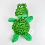 Peluche Perro Rana Verde ha sido cuidadosamente diseñado para satisfacer los instintos de juego y masticación de tus mascotas. Fabricado con material de felpa suave y acogedor, este juguete es perfecto para que tus mascotas lo abracen, muerdan y jueguen sin preocupaciones.