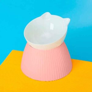 Plato Ergonomico Elevado Gato presenta un diseño moderno y estilizado que seguramente impresionará tanto a ti como a tu mascota. El plato blanco ofrece un fondo limpio y minimalista, mientras que el tubo protector de color rosa agrega un toque de color y estilo. Esta combinación de colores crea una apariencia elegante que se adapta perfectamente a cualquier decoración de interiores.