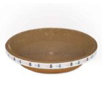 Rascador Cama Circularr para Gatos es el accesorio perfecto para satisfacer los instintos naturales de tu felino mientras le brinda un lugar cómodo para descansar. Este innovador producto combina la funcionalidad de un rascador de cartón con la comodidad de una cama, proporcionando a tu gato horas de entretenimiento y un refugio acogedor para relajarse.