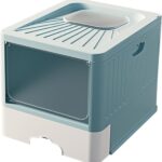 arenero-2-puertas Arenero Cerrado Gatos 2 Puertas es la solución ideal para mantener el área de baño de tu felino limpia y ordenada. Diseñado para ofrecer comodidad tanto para tu gato como para ti, este arenero cerrado cuenta con dos puertas que facilitan el acceso y salida de tu mascota, mientras que su estructura robusta asegura una larga durabilidad. Con un diseño funcional y estético, es una excelente adición para cualquier hogar con gatos